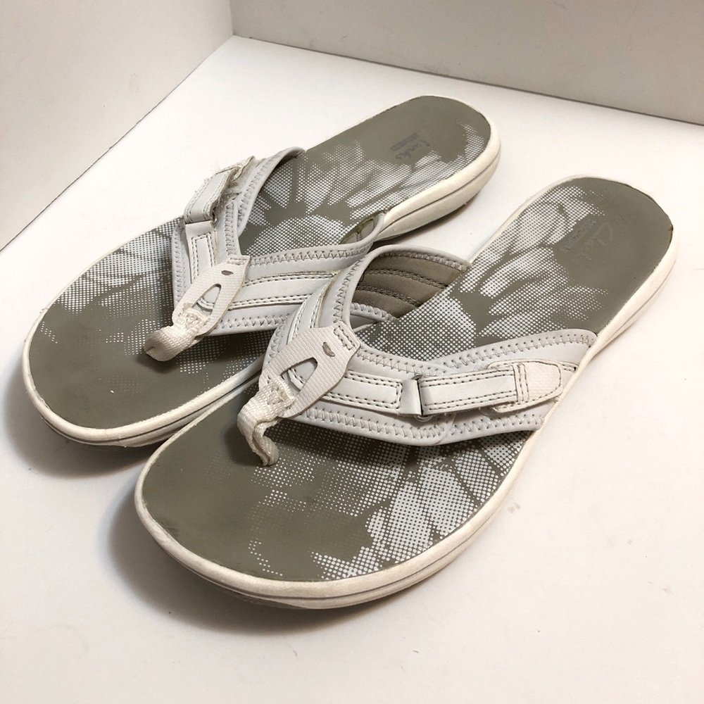 Clark's Women's White Thong Sandals SZ 9M